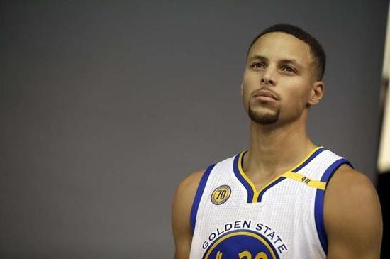 拦都拦不住！对手疑肘击队友，梅西出头“教育”阿根廷老乡（看不下去！对手疑肘击队友，梅西挺身而出训斥阿根廷同胞）