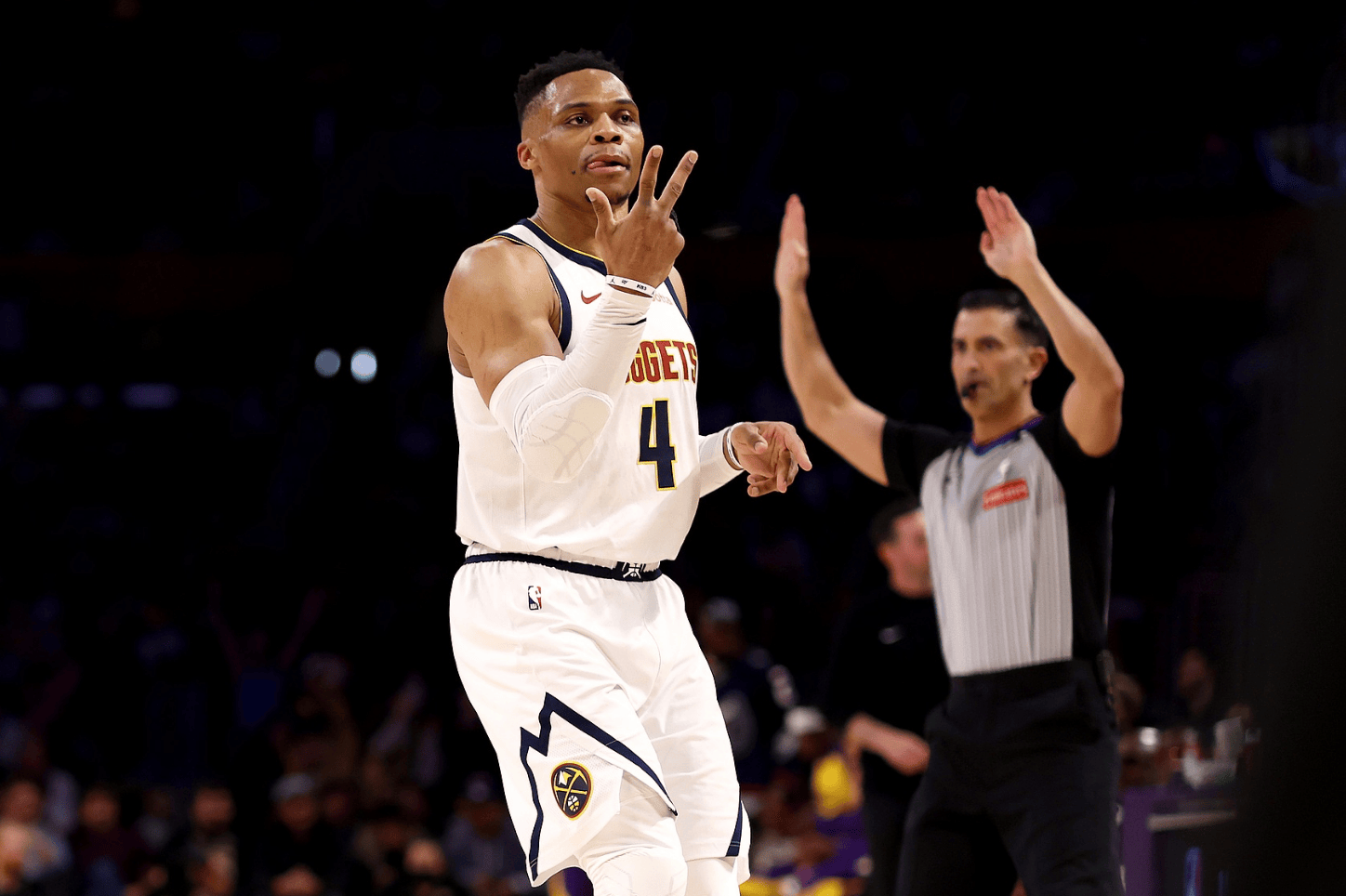 火力拉满！阿夫迪亚&夏普合砍17分，开拓者三节反超比分（状态火热！阿夫迪亚、夏普合得17分，开拓者三节实现反超）